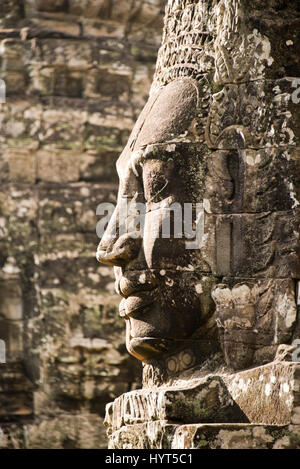 La verticale de près de l'smiling faces du Bayon temple au Cambodge. Banque D'Images