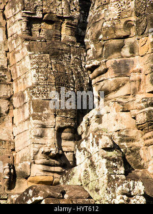 La verticale de près de l'smiling faces du Bayon temple au Cambodge. Banque D'Images