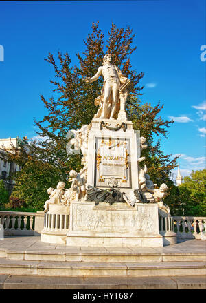 Sculpture dans le parc Burggarten Mozart à Vienne, de l'Autriche. Banque D'Images