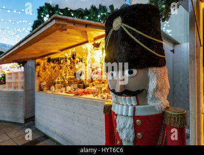 Casse-noisette et diverses décorations de Noël" comme cadeau de souvenirs à l'un des nombreux étals sur le marché de Noël à Vilnius, Lituanie. Banque D'Images