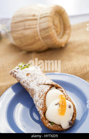 Avertisseur sonore avec un remplissage doux appelé cannolo, typique de la cuisine sicilienne Banque D'Images