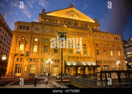 Le théâtre Colon au coucher du soleil. Avenida 9 de Julio, Buenos Aires, Argentine. Banque D'Images