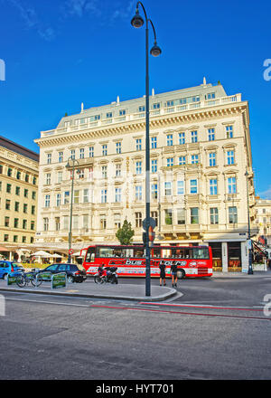 Vienne, Autriche - 31 août 2013 : Red bus excursion à l'hôtel Sacher sur Albertinaplatz, à Vienne, Autriche. Les gens sur l'arrière-plan. Banque D'Images