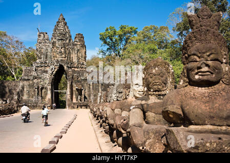 Vue horizontale de l'entrée sud d'Angkor Thom au Cambodge. Banque D'Images