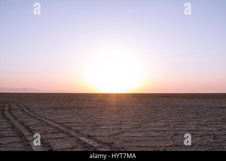 Sur le chemin du lac salé namak au coucher du soleil, dans le désert, près de maranjab kashan, Iran-daryacheh namak lake ye namak persan pour Salt Lake est un lac salé en Iran. Banque D'Images