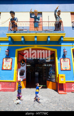 Les jeunes supporters de Boca Junior. La Boca, Buenos Aires, Argentine. Banque D'Images