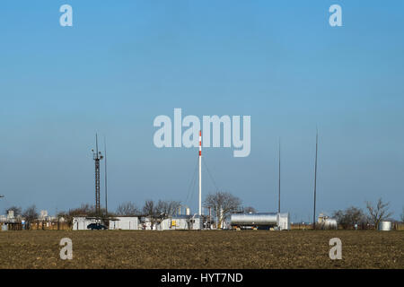 Matériel pour l'industrie pétrolière et gazière. La station de séparation pour le traitement du pétrole et du gaz. Banque D'Images