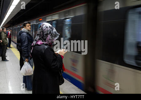 ISTANBUL, TURQUIE - 28 décembre 2015 : personnes en attente à bord d'un train Marmaray. Ouvert en 2013, la ligne de train Marmaray relie l'Asie et d'Europe Banque D'Images