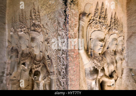 Vue horizontale de danseurs Apsrara complexes sur les murs d'Angkor Vat à Cambo Banque D'Images
