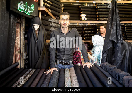 ISFAHAN, IRAN - le 20 août 2016 : tenue islamique vendeur (hijab, voiles et écharpes) à Ispahan bazaar Photo d'un vendeur de vêtements islamique à Ispahan, JE Banque D'Images