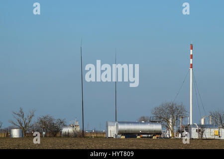 Matériel pour l'industrie pétrolière et gazière. La station de séparation pour le traitement du pétrole et du gaz. Banque D'Images