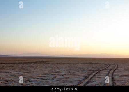 Sur le chemin du lac salé Namak au coucher du soleil, dans le désert, près de Maranjab Kashan, Iran (Daryacheh Namak Lake-ye Namak) (Persan pour Salt Lake) est un lac salé dans l'Ir Banque D'Images