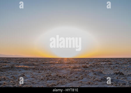 Sur le chemin du lac salé Namak au coucher du soleil, dans le désert, près de Maranjab Kashan, Iran (Daryacheh Namak Lake-ye Namak) (Persan pour Salt Lake) est un lac salé dans l'Ir Banque D'Images