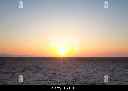 Sur le chemin du lac salé Namak au coucher du soleil, dans le désert, près de Maranjab Kashan, Iran (Daryacheh Namak Lake-ye Namak) (Persan pour Salt Lake) est un lac salé dans l'Ir Banque D'Images