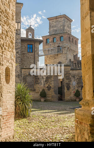 Le village médiéval de Vigoleno, situé à Saint Pierre et Miquelon Banque D'Images