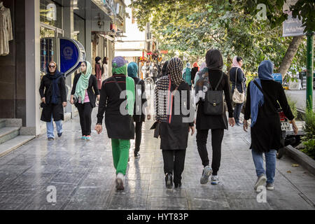 ISFAHAN, IRAN - le 20 août 2016 : Les femmes portant le foulard islamique de marcher dans les rues d'Isfahan, Iran photo des filles et femmes portant divers v Banque D'Images