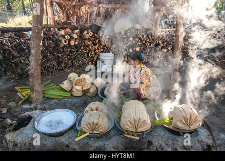 Femme rurale faisant bouillir la sève de palmier pour faire du sucre de palmier traditionnel à l'île de Rote, Indonésie. Banque D'Images