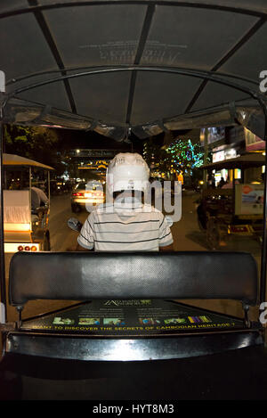 Streetview vertical d'un tuk-tuk de la conduite dans le trafic la nuit à Siem Reap, Cambodge Banque D'Images