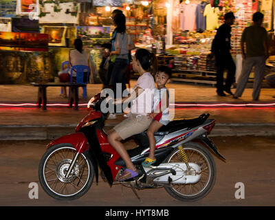 Vue sur la place du marché nocturne d'Angkor à Siem Reap au Cambodge. Banque D'Images