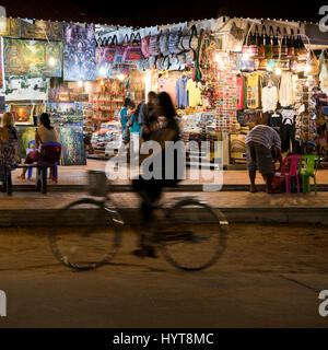 Vue sur la place du marché de nuit de Siem Reap au Cambodge, la nuit. Banque D'Images