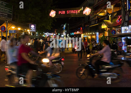 Vue horizontale de la scène de nuit à la rue Pub à Siem Reap, Cambodge. Banque D'Images