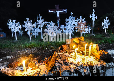 Candlelight à l'ancien cimetière de la cathédrale catholique romaine Larantuka avec la Statue de la Crucifixion de Jésus dans l'arrière-plan. Banque D'Images