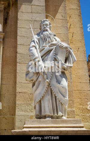 Une statue de l'apôtre Paul tenant un livre (symbolisant les écritures) et l'épée (symbole de son martyre) en face de l'église collégiale de St Pau Banque D'Images