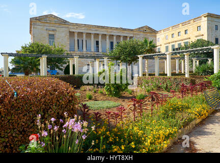 La vue de la Villa Bighi avec jardin. C'est anciennement un Bighi Royal Naval Hospital et maintenant le centre de Malte pour la restauration, Kalkara, Malte Banque D'Images