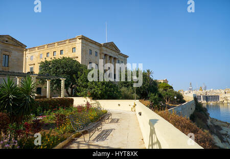 La vue de la Villa Bighi, anciennement un Bighi Royal Naval Hospital et maintenant le centre de Malte pour la restauration, à partir de l'eau de Grand Harbour, Birgu, Malte Banque D'Images