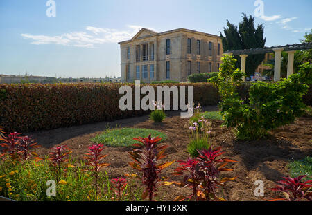 La vue de la Villa Bighi, anciennement un Bighi Royal Naval Hospital et maintenant le centre de Malte pour la restauration, à partir de l'eau de Grand Harbour, Birgu, Malte Banque D'Images