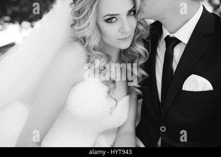 Wedding couple hugs kisses Banque D'Images