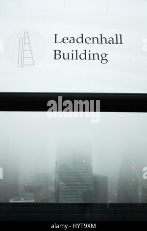 Vue sur le Leadenhall Building (l'cheesegrater) à travers une fenêtre de l'édifice, catégorie gratte-ciel Walkie-Talkie à 20 Fenchurch Street, City of London, E Banque D'Images