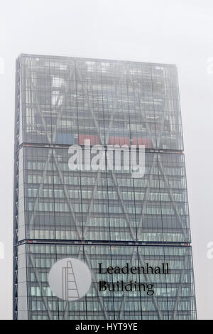 Vue sur le Leadenhall Building (l'cheesegrater) à travers une fenêtre de l'édifice, catégorie gratte-ciel Walkie-Talkie à 20 Fenchurch Street, City of London, E Banque D'Images