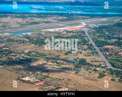 L'horizontale vue aérienne de l'Aéroport International de Siem Reap au Cambodge. Banque D'Images