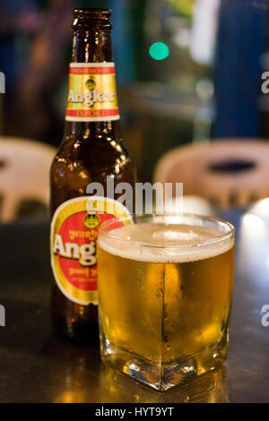 Vue verticale d'une bouteille de bière d'Angkor au Cambodge. Banque D'Images