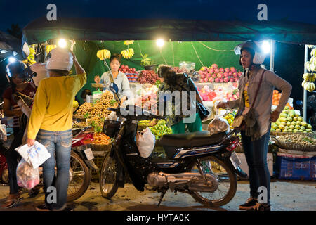 D'un streetview horizontales fruits et légumes stand à un marché d'alimentation au Cambodge. Banque D'Images