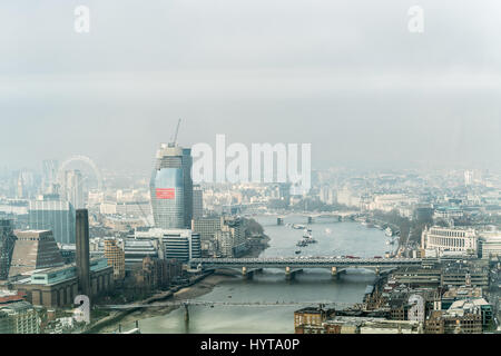 Sur la Tamise à travers une fenêtre de l'édifice, catégorie gratte-ciel Walkie-Talkie à 20 Fenchurch Street, City of London, England, sur un matin brumeux Banque D'Images