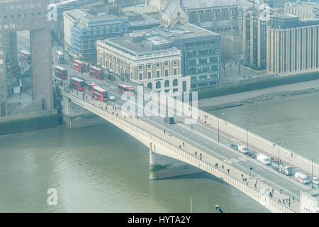 Sur la Tamise à travers une fenêtre de l'édifice, catégorie gratte-ciel Walkie-Talkie à 20 Fenchurch Street, City of London, England, sur un matin brumeux Banque D'Images