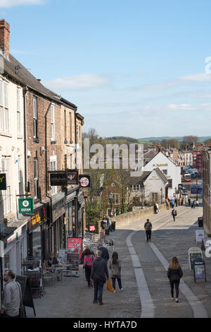 Les gens de marcher à travers la ville de Durham Bridge, Elvet, et la campagne au-delà, England, UK Banque D'Images