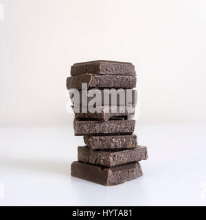 Carrés au chocolat empilées, Close up Banque D'Images