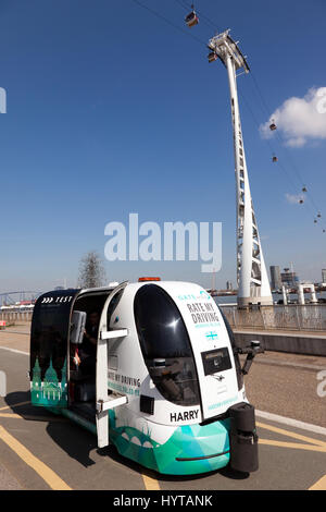 Une navette sans chauffeur dans la région de North Greenwich à l'essai par le projet GATEway pour faciliter la mise en œuvre de véhicules autonomes en milieu urbain. Banque D'Images