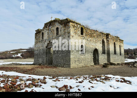 Ruines de l'ancienne église orthodoxe de l'église de Saint Ivan Rilski abandonné au bas de Zhrebchevo Dam Lake durant le régime communiste en Bulgarie Banque D'Images