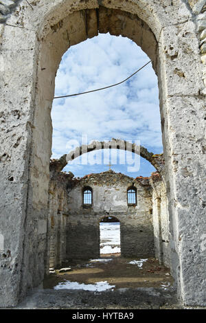 Ruines de l'ancienne église orthodoxe de l'église de Saint Ivan Rilski abandonné au bas de Zhrebchevo Dam Lake durant le régime communiste en Bulgarie Banque D'Images