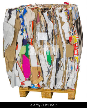 Boîtes en carton pressé préparé pour recyclage sur des palettes en bois, isolé sur fond blanc Banque D'Images