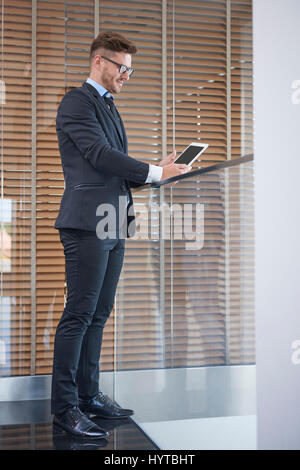 Image de l'homme pleine longueur with digital tablet Banque D'Images