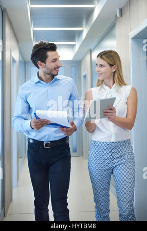 Deux employés de bureau à pied à travers le couloir Banque D'Images