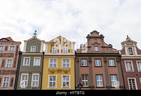 Les façades historiques sur la place du marché de Poznan en Pologne Banque D'Images