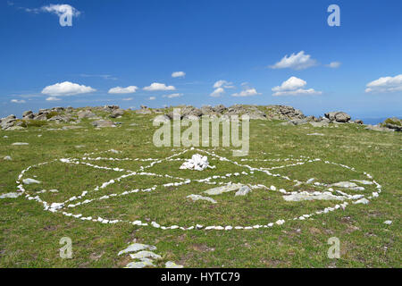 Dessiné par cailloux blancs sur l'herbe verte cercle avec pentagramme - le symbole spirituel de la Fraternité Blanche, montagne de Rila, Bulgarie Banque D'Images