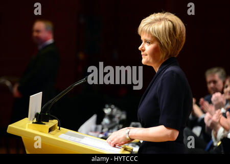 Nicola Sturgeon après avoir été officiellement annoncé comme le nouveau chef du Parti national écossais à la conférence annuelle du parti à Perth Banque D'Images