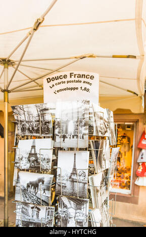 Photo historiques en noir et blanc des cartes postales dans un stand montrant la tour eiffel et des scènes historiques de la vie de tous les jours français Banque D'Images